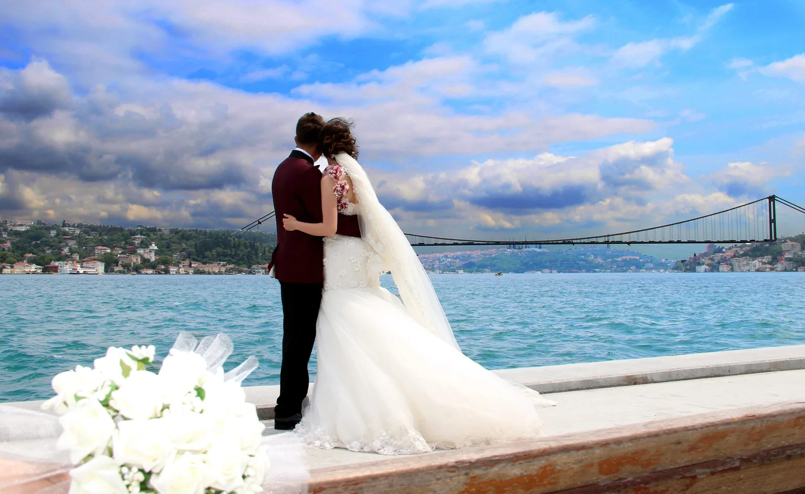 İstanbul Boğazı kıyısında gelin ve damat — Stüdyo Nakkaş arşivi